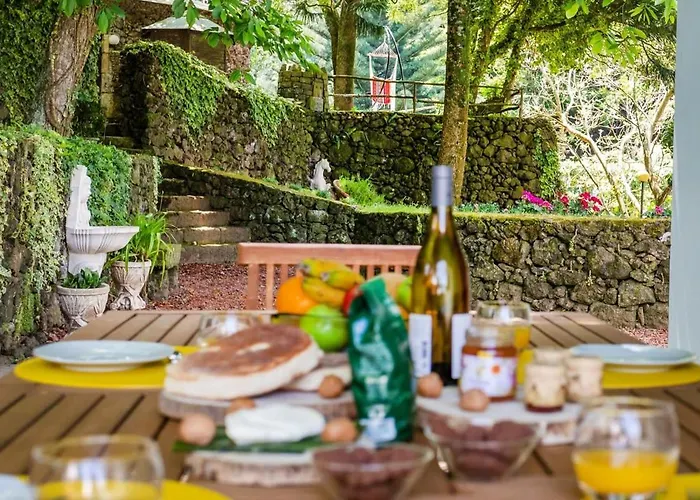 The Chestnut Garden - Casa de Férias Fenais da Luz